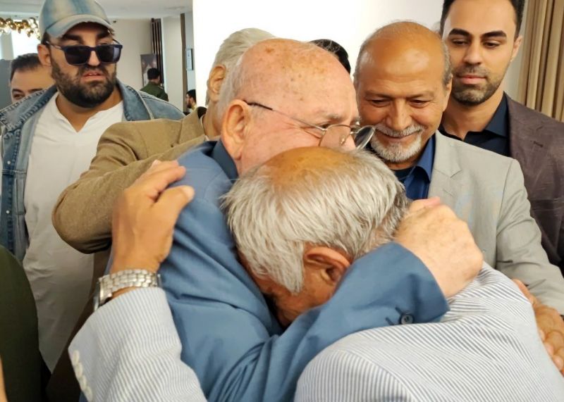 1727625163 اشک‌های اصغر شرفی در بغل حشمت مهاجرانی آفتاب وطن