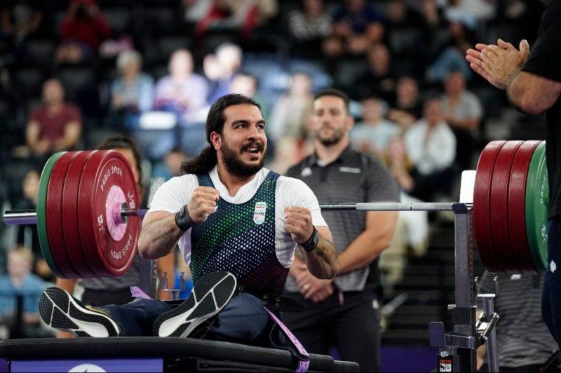 زنده از قلب فرانسه باران مدال در پاریس آفتاب وطن