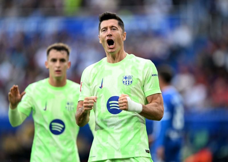 1728294223 لواندوفسکی و فاصله کیلومتری از همین ابتدا آفتاب وطن