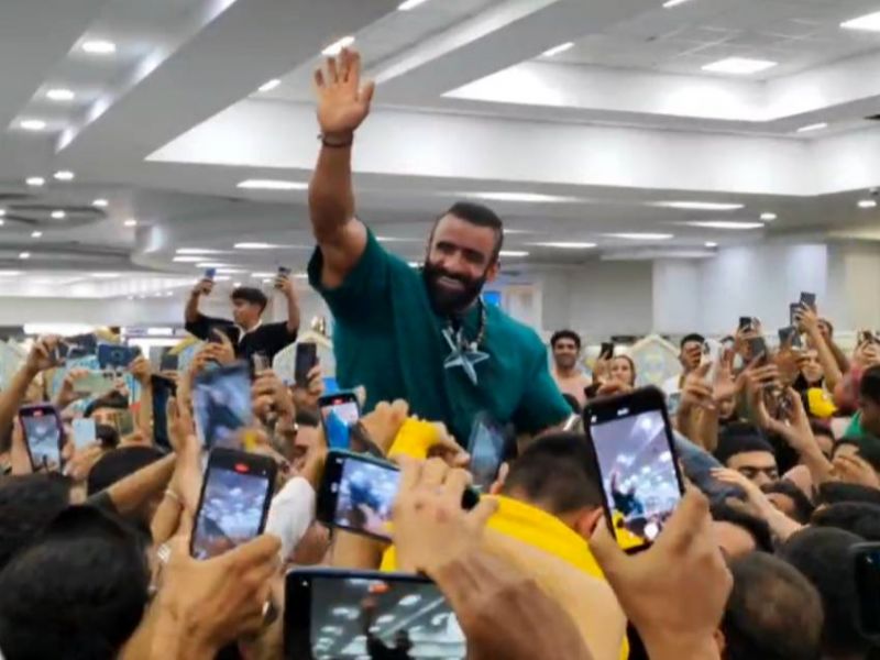 1729399923 استقبال باشکوه از محبوب‌ترین ورزشکار ایران آفتاب وطن