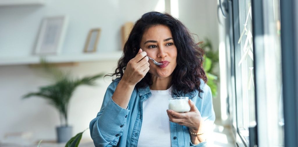 1743255194 خوردن ماست می‌تواند خطر ابتلا به سرطان روده را افت