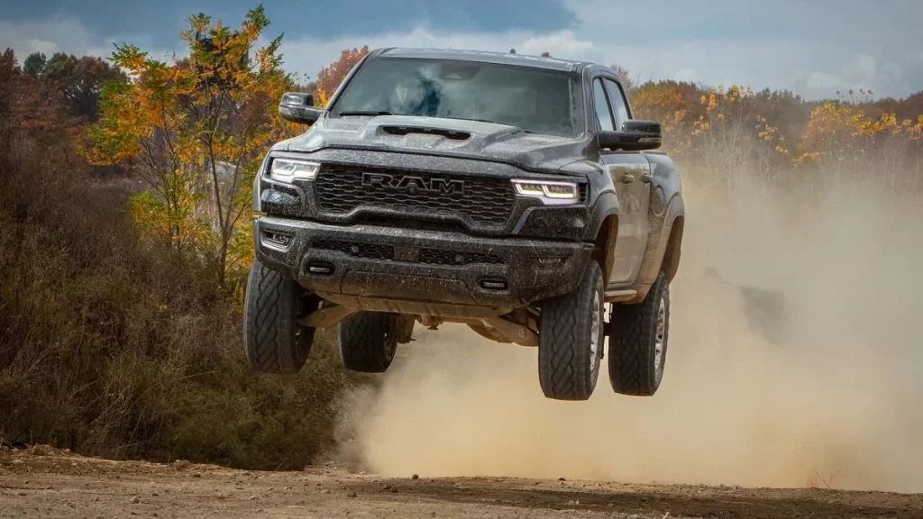 استلانتیس برای استعفای کارمندان به آنها ۷۲ هزار دلار پرداخت.webp