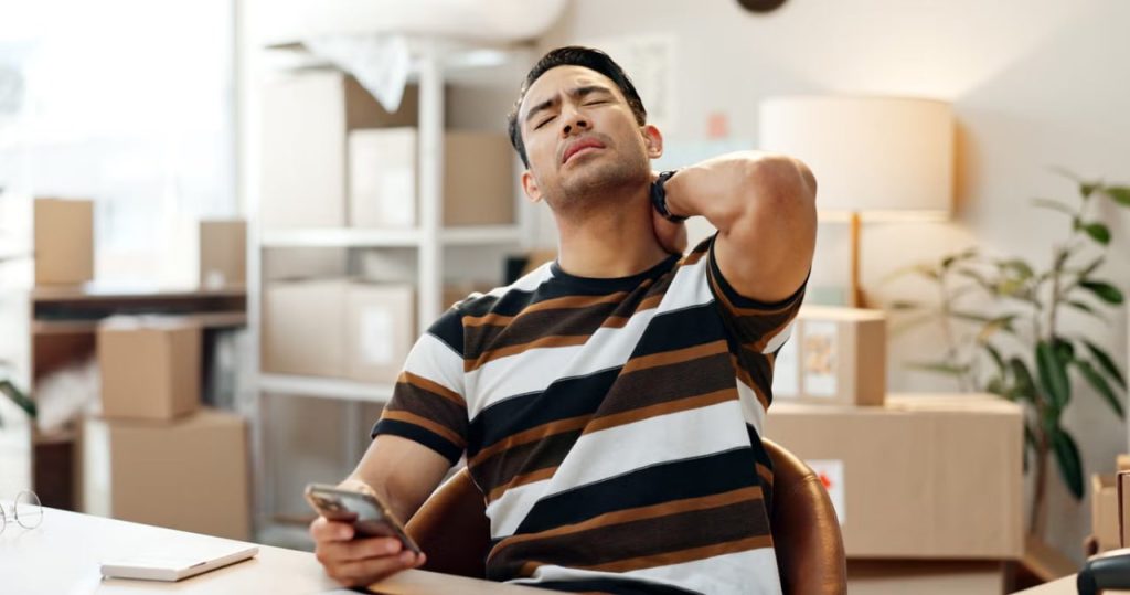 1746114159 افزایش 82 درصدی خطر گردن‌درد با نشستن طویل و کار