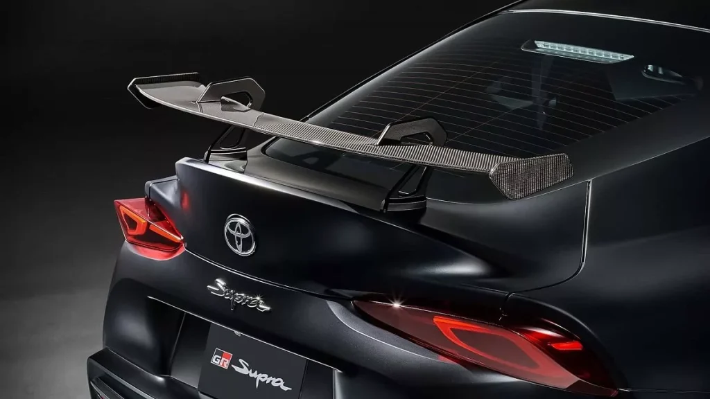 تویوتا خودروهای زیاد بسیاری در جاده‌ها دارد آفتاب وطن.webp