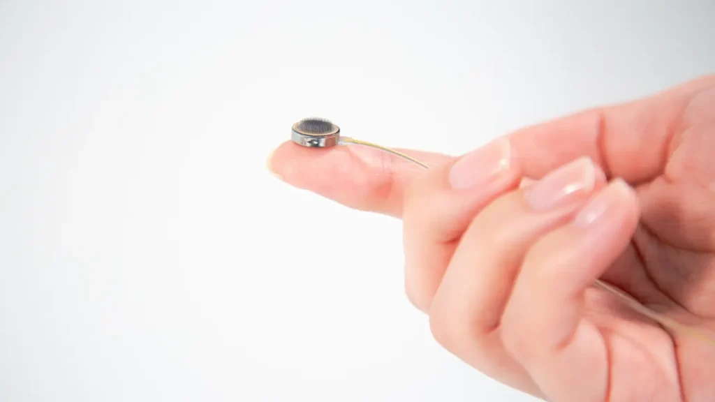 1748873254 رقیب نورالینک ایمپلنت مغزی خود را با پیروزی روی یک.webp