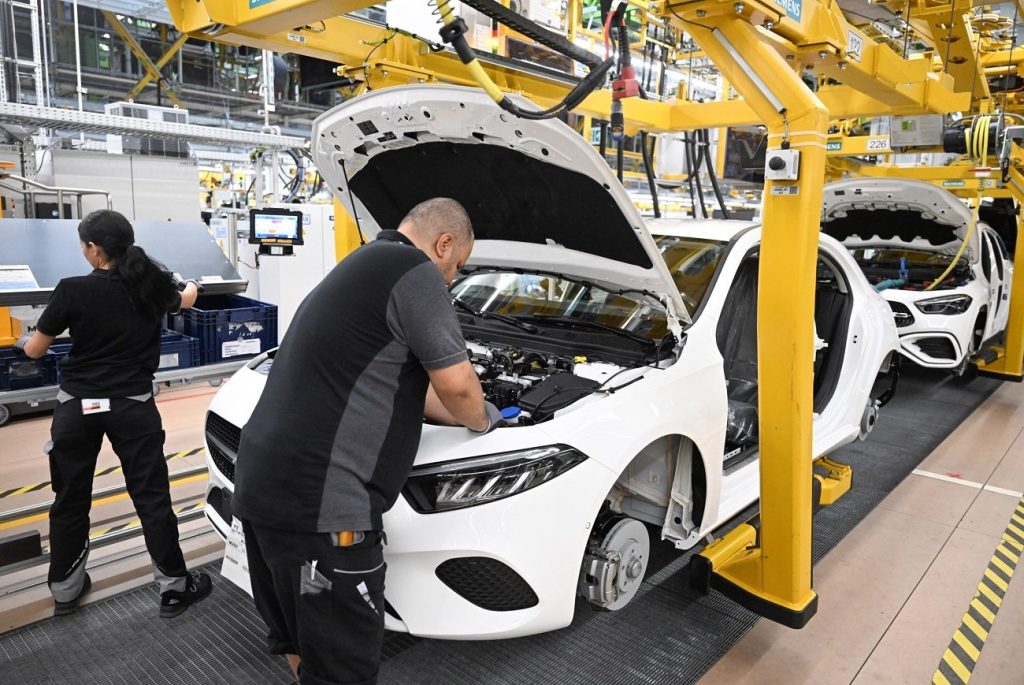 1749176338 محدودیت‌های صادرات مواد معدنی از چین، خودروسازان اروپایی را فلج