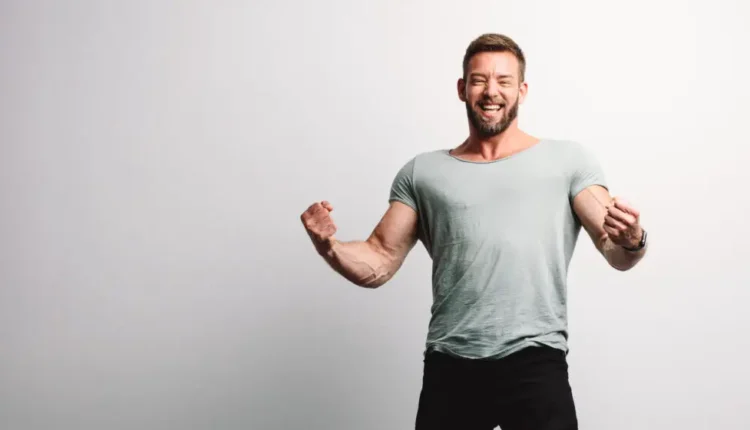 مرد خوشحال هیکلی با دست های مشت کرده