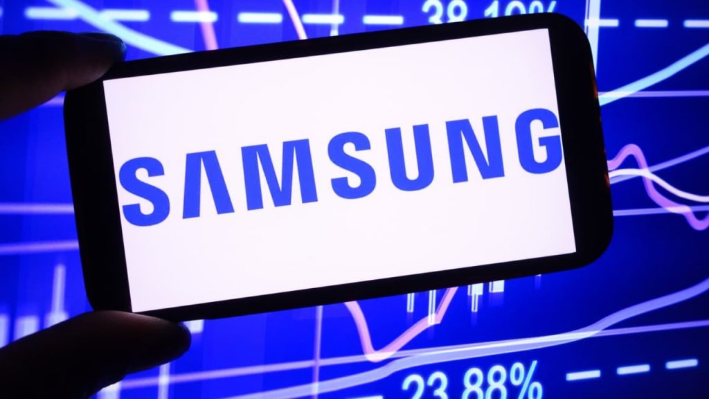 1752294124 سامسونگ انگارً در حال بازدید اراعه گوشواره و گردن‌بند هوشمند