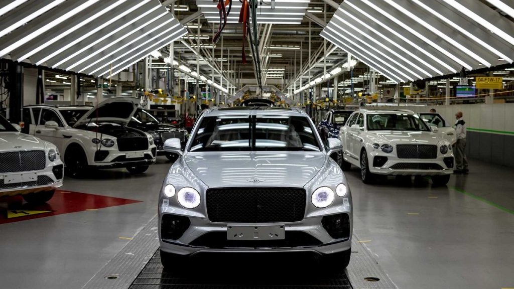 1753362984 گردش در کارخانه بنتلی؛ جایی که لوکس‌ترین خودروها تشکیل می‌شوند آفتاب