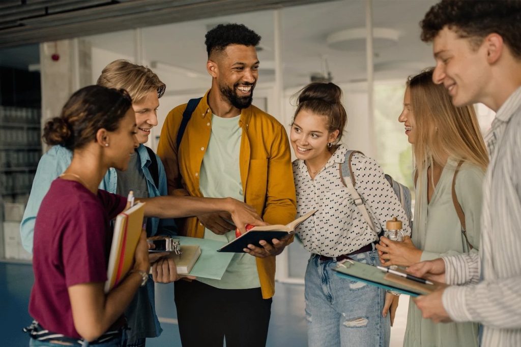 تعامل با دیگران نشاط را افزایش می‌دهد، اما به خستگی