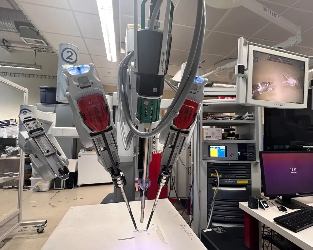 ربات جراح تازه با پشتیبانی هوش مصنوعی عمل کیسه صفرا.webp