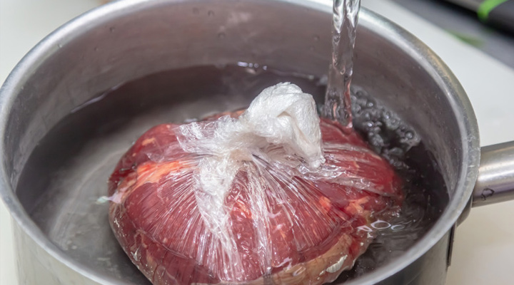 1758702125 122 گوشت تازه و منجمد چه تفاوت‌هایی دارند؟ آیا گوشت تازه