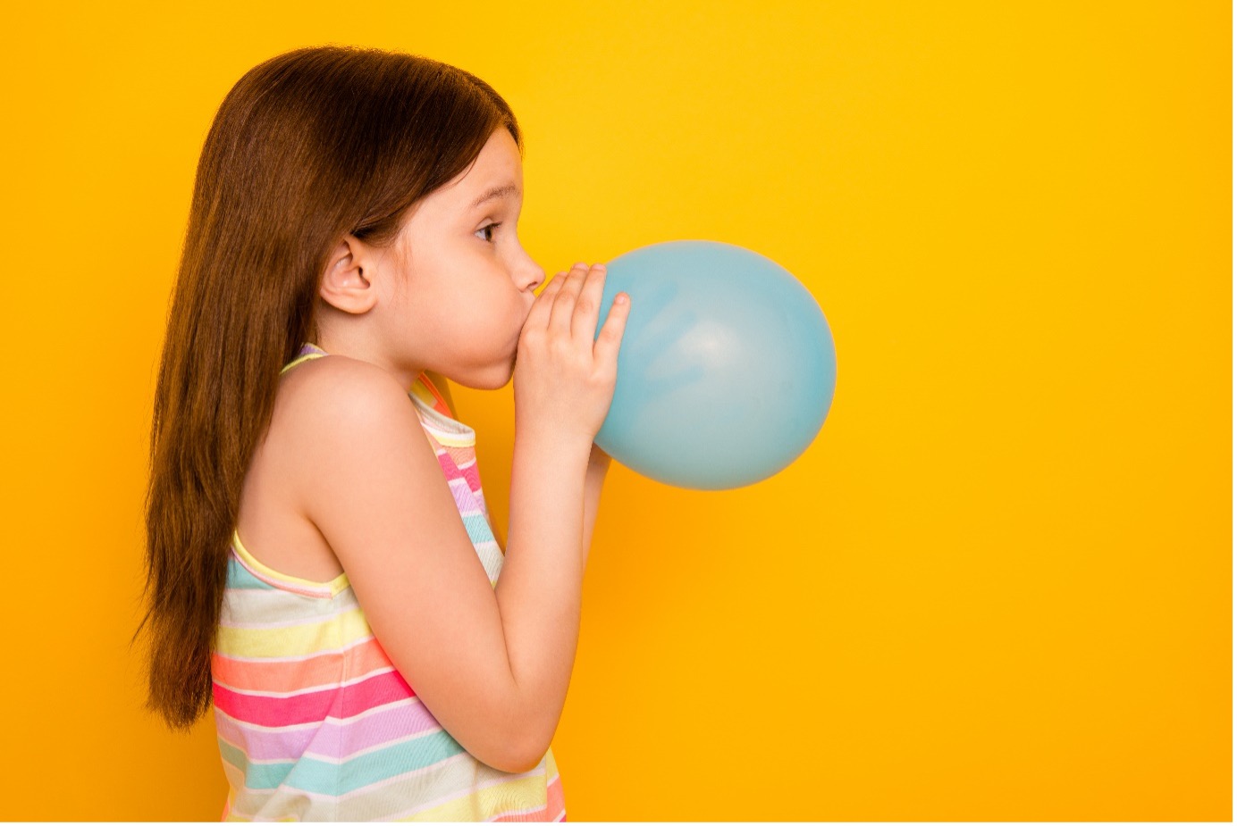 ۱۵ بازی برای کنترل خشم کودکان؛ چطور به کودکمان مدیریت خشم را آموزش دهیم؟_آفتاب وطن 10 باد کردن بادکنک دختر بچه