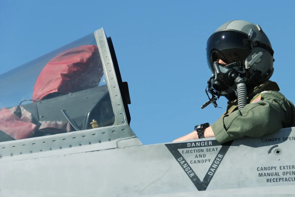 حقوق یک خلبان جنگنده در کشورهای مختلف جهان + مزایا و مقایسه با خلبانان غیرنظامی