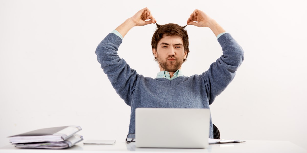 وقت تلف کردن مرد پشت لپتاپ