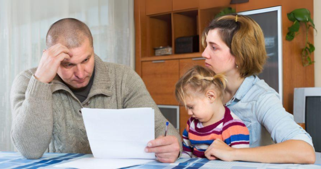 مشکلات مالی والدین می‌تواند استعداد‌های اجتماعی کودکان را تحت‌تأثیر قرار.webp