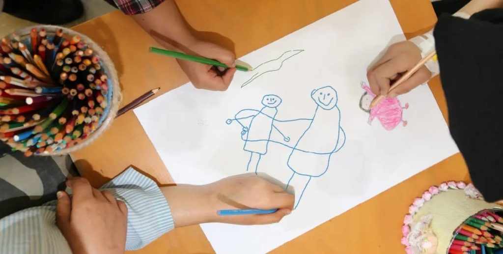 1771628406 پسرک مبتلا به سرطان ولی با دست‌های زیاد بلند آفتاب وطن