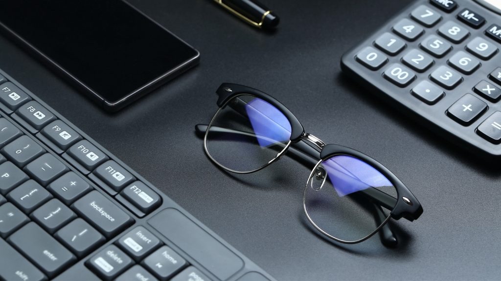 راهنمای محافظت از چشم؛ از عینک طبی تا عدسی‌های بلوکنترل