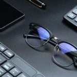 راهنمای محافظت از چشم؛ از عینک طبی تا عدسی‌های بلوکنترل و فتوکرومیک_آفتاب وطن