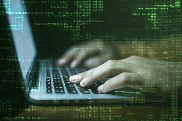 گروه هکر شاینی هانترز در حال نفوذ به رقیب کلپ