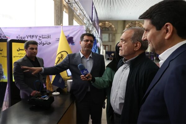 رئیس‌جمهور بازدید از دستاوردهای ایرانسل در مراسم یک ایران متصل