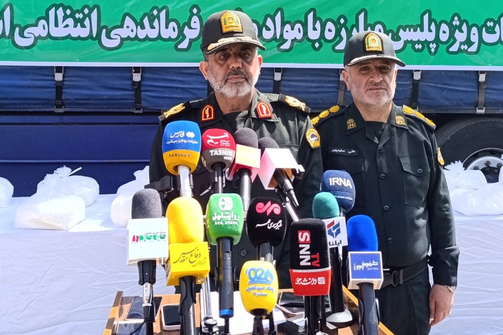 پلیس البرز ۳۹۰ کیلو شیشه کشف و سه قاچاقچی دستگیر کرد