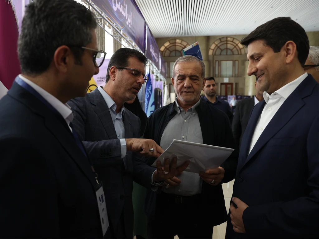 بازدید رئیس‌جمهور از دستاوردهای ایرانسل در مراسم یک ایران متصل