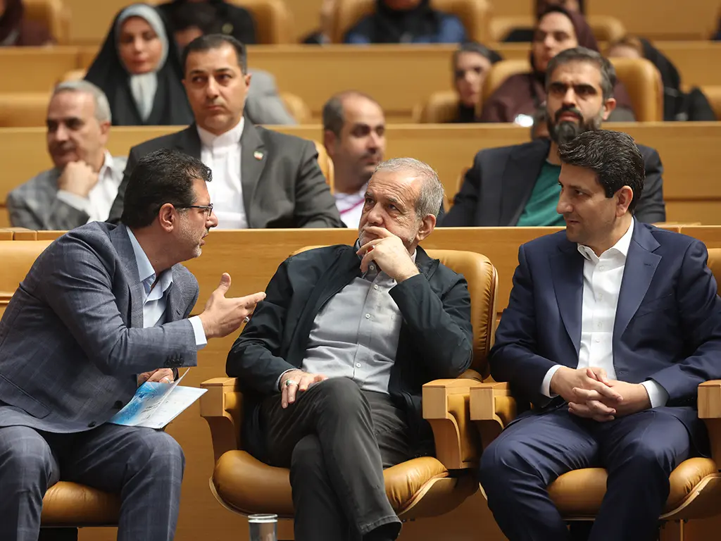 رئیس‌جمهور و وزیر ارتباطات در مراسم یک ایران متصل