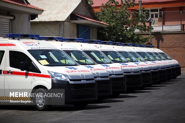 وزیر بهداشت ۸۴ آمبولانس جدید را برای تقویت اورژانس رونمایی کرد