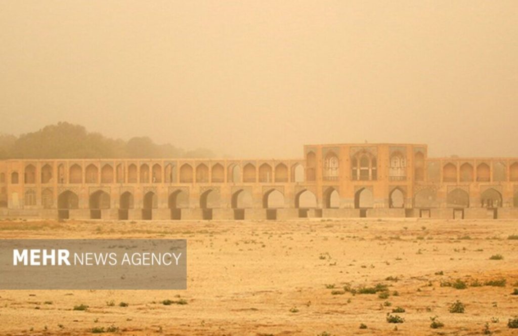 تحلیل خطرات آلودگی فلزات سنگین در بستر خشک زایندهرود