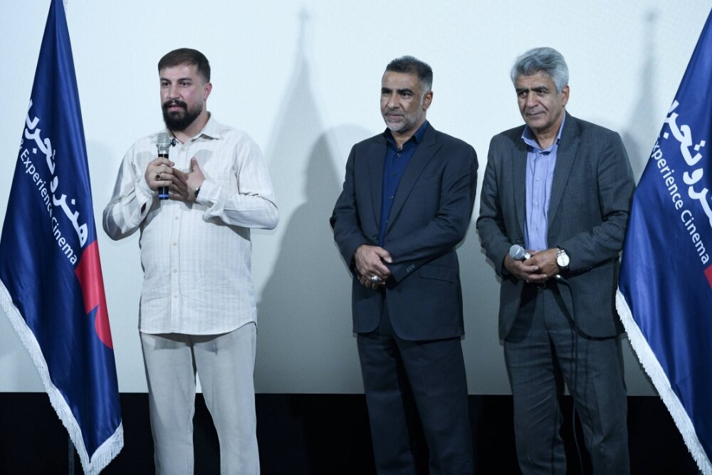 به نقل از آفتاب وطن، مراسم نمایش خصوصی فیلم سینمایی آنسوی آوار به کارگردانی محسن منشیزاده و تهیهکنندگی و نویسندگی محمدحس
